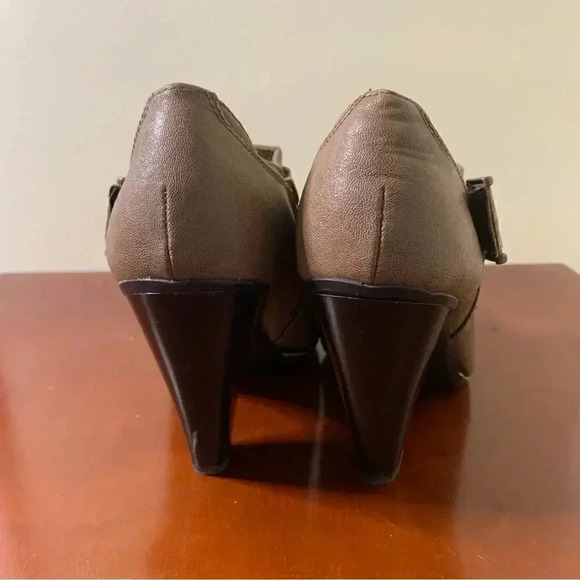 Euro Soft Tan Heeled Ankle Booties Size 9M - Picture 4 of 7